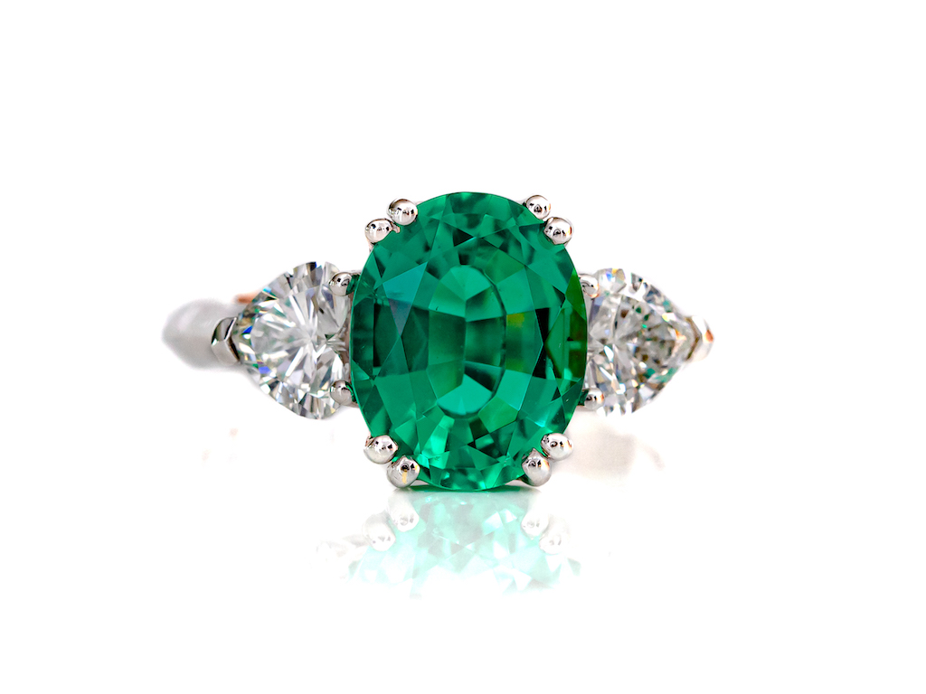 anello-smeraldo-ovale-diamanti-cuore-lab-1